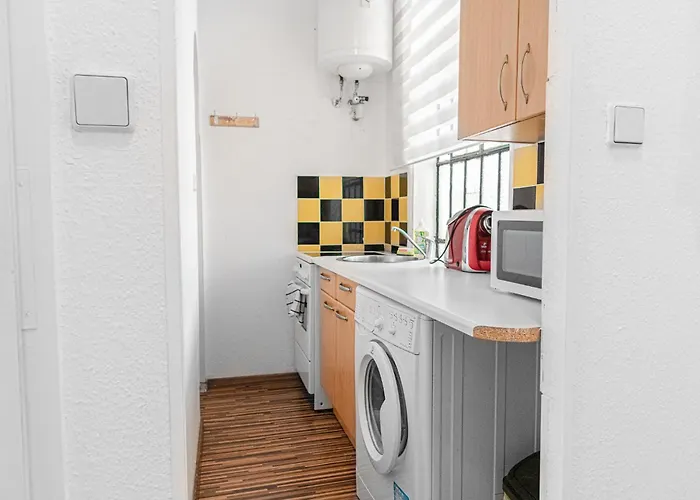 10-min To Center Modern 1br With Wifi, Tv Apartment *